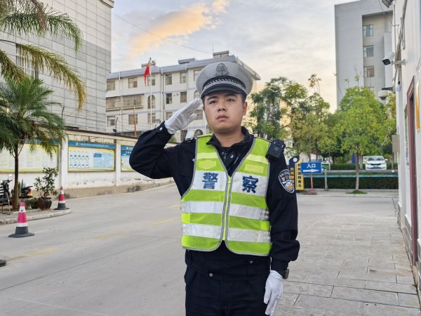 金财配资 执勤交警帮卖菜老人挑扁担，网友：这一幕太暖了！｜看见正能量